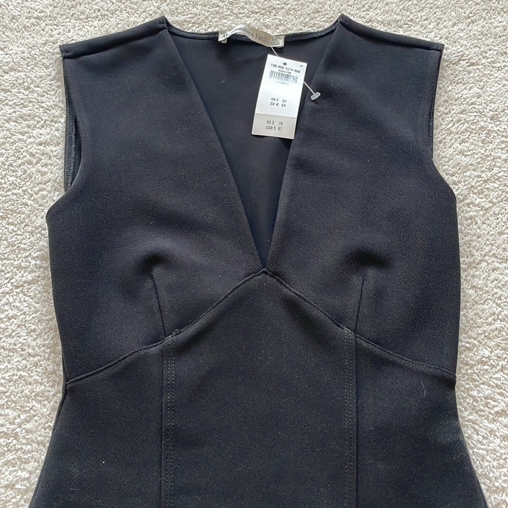 NWT BLACK V NECK BODYSUIT XS